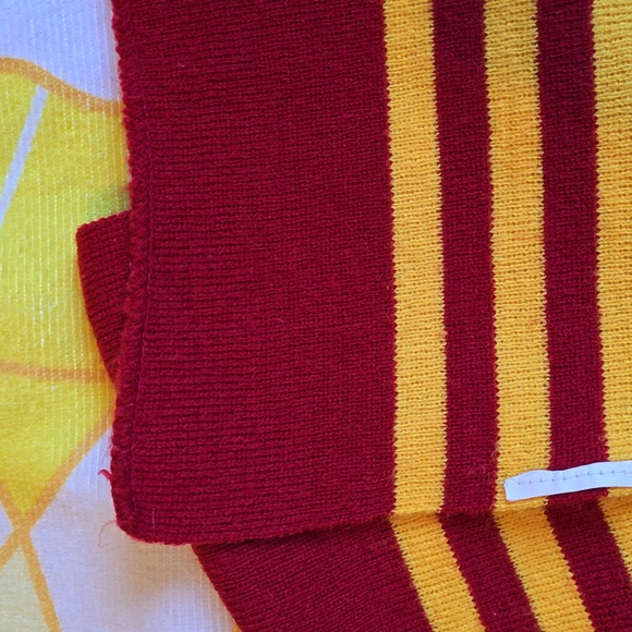 GUC - Harry Potter Hat and Scarf Set in Yellow and Red for Kids (Unisex) - Picture 7 of 13